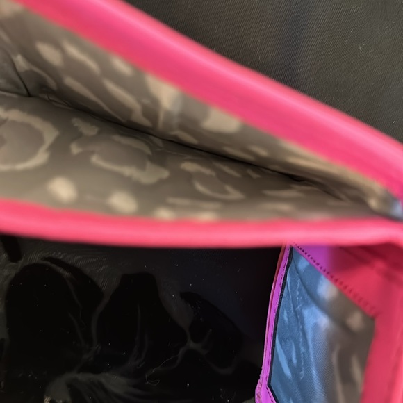 Aimee Kestenberg Zip it Up Trifold Leather Wallet Hot Pink Keychain - Picture 5 of 9